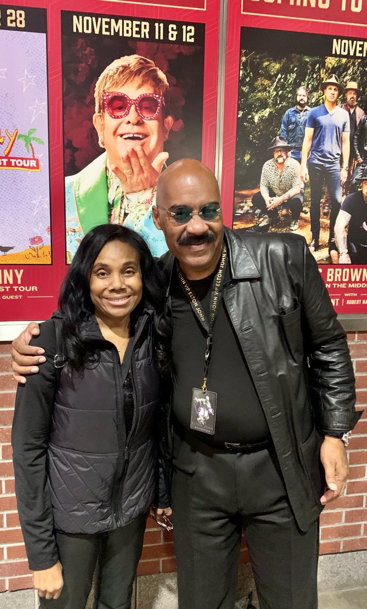 VadaManager's tweet photo. Never believed in a solo lane of🎹🎶– always lauded songwriting talents: from @george_clinton to @jonimitchell to #MJ &amp; @JanetJackson.  Such range allowed me to👏🏾🔥@EltonJohn show. BIG🙏🏾 to @RonHoonFox10 &amp; spouse R -🙏🏾for taking photos! #Media &amp; fmr #PressSecs still cooperating! https://t.co/4VzBejNWBT