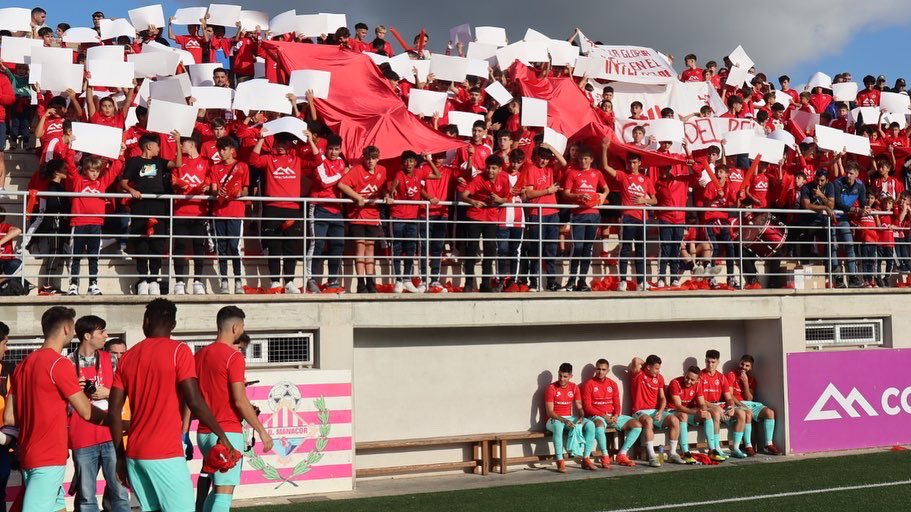 cemanacor's tweet photo. Ara anam a seguir a la lliga, qui ens acompanya aquest dissabte a les 16:30h contra el @udpoblense ⁉️

Vos esperam a tots/es, JUNTS SOM MILLORS ❤️🤍

#VamosManacor #OrgullManacori #SomCantera #SomCentenari https://t.co/pgtReKWeVw