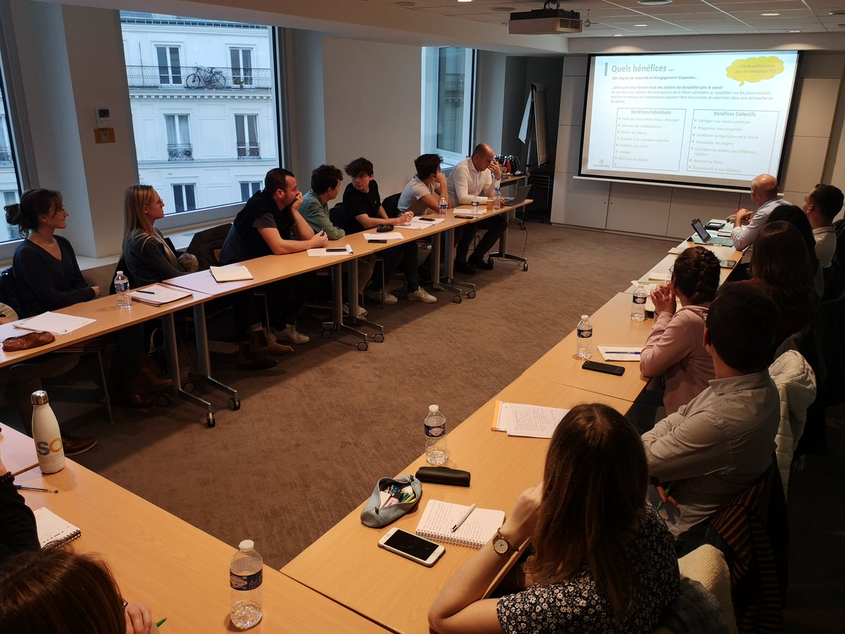 intercereales's tweet photo. 💡Cet après-midi, nous avons le plaisir de présenter la filière céréalière française et ses engagements en matière de #RSE aux étudiants de @Groupe_ESA. L'occasion par ailleurs de leur exposer le rôle d'une #interprofession !
#cereales #agriculture #pédagogie https://t.co/Igc8NFim9y