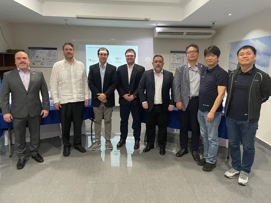 OficialMiBus's tweet photo. Hoy, iniciamos la capacitación y práctica con los buses Hyundai a GNL, como parte del plan piloto que busca probar esta tecnología en miras a la reducción de contaminantes atmosféricos en el transporte. 

Este proyecto es impulsado por @aespanama y MiBus. Apoya:  @ATTTPanama https://t.co/CcQALyuzVl