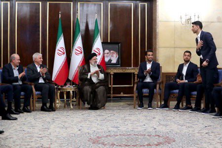 Sima_Sabet's tweet photo. خدمت طرفداران تیم «ملی» 

به دیدار قاتلان رفتند، سر خم می‌کنند و رئیسی، عضو هیات مرگ تشویق‌شان می‌کند… 

#مهسا_امینی https://t.co/FoBNjLRtMS