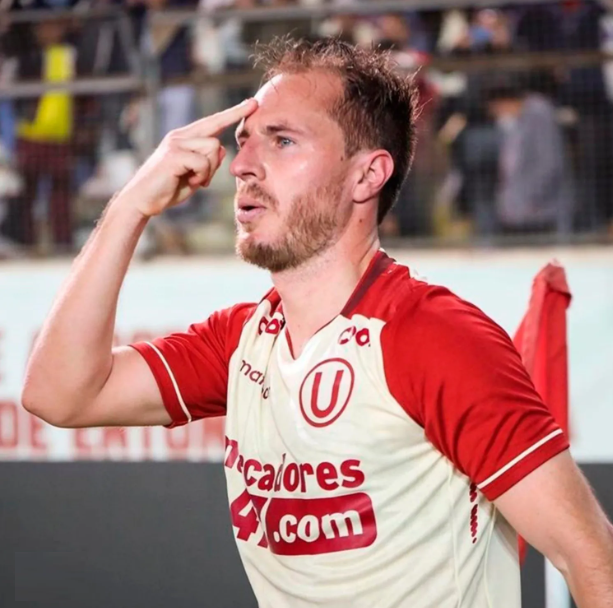 jmarin7's tweet photo. #Universitario le comunicó a Hernán Novick que no tendrá lugar en el primer equipo para esta temporada. El mediocampista uruguayo está triste por la decisión, pero decidió no poner trabas para que el club realice las acciones que crea conveniente, ya que su contrato vence en 2023 https://t.co/XQeThV6YFu