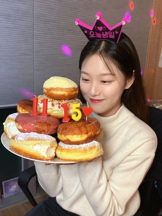dailyaeong's tweet photo. [🎧] #LOONA #이달의소녀 #HYUNJIN #현진 https://t.co/vl5CmvTRqZ