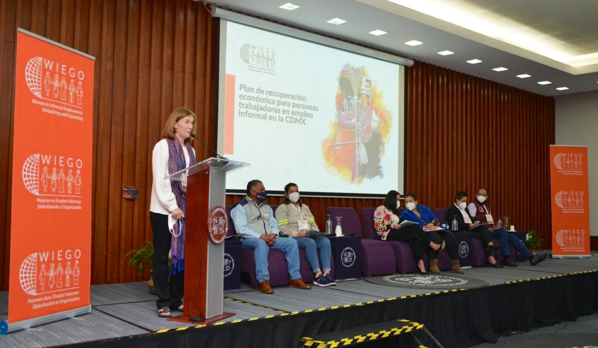 Sally Roever, Coordinadora Internacional de <a href="/WIEGOGLOBAL/">WIEGO</a>, reconoció la labor y lucha de las y los trabajadores informales, "saben cómo superarse de una crisis, como la del #COVIDー19. En esa etapa, en #CDMX no tuvieron mucho apoyo, en 91% de esa población su ingreso decreció".