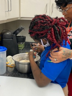 HumboldtSchools's tweet photo. Check out Ms. Brown's scholars working on their culinary skills! They did a great job baking cookies with the help of Mrs. Thomas. #hcsvikings #onthemove #supportingallstudents @janiceEpperson3 https://t.co/LiPpUdwiC1