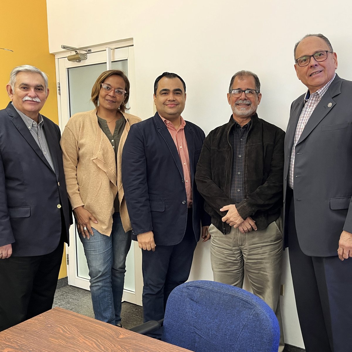 Maracaibo500's tweet photo. COMPROMETIDOS POR UNA MARACAIBO CON FUTURO 

Encuentro con autoridades de la @NotiURU para presentar el proyecto de transformación urbana que busca hacer de nuestra ciudad, un lugar de referencia, tanto a nivel nacional como internacional.

Nota completa: https://t.co/kCe3RIyxhw https://t.co/CkzSzLChNo