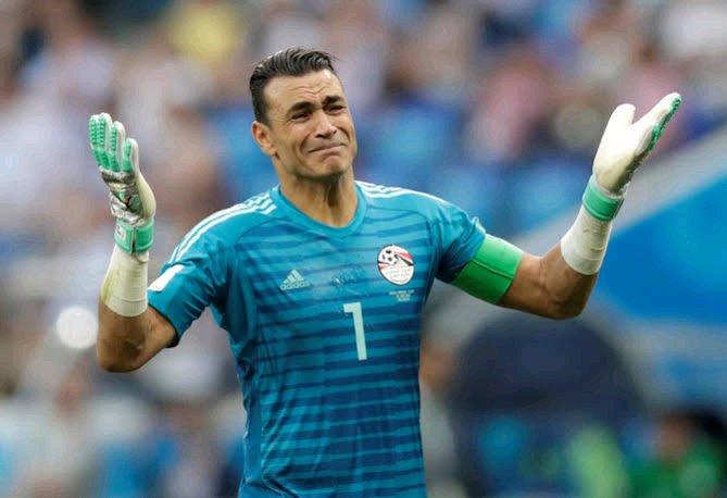 1.Essam El-Hadary .
Ni golikipa na Captain mkongwe wa Taifa la Misri , Hakuna Mpenda soka asiwe lifahamu Jina Hili, Ni Miongoni mwa Magolikipa Bora kuwahi Kutokea Barani Afrika, Alicheza Mechi kati Ya Misri na Saudi Arabia Akiwa na Miaka 45 na siku 161
(Russia  World Cup 2018)