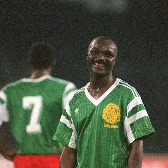 Roger Milla Alikuwa na ushangiliaji wa Kipekee Pindi akifunga Magoli Yake na kufanya Yawe Ya Kusisimua zaidi,Kwa Kukata Mauno kwenye Kibendera cha Kona,  Alikuwa na Miaka 42 na siku 39 aliposhiriki mashindano hayo, Ni mchezaji Wa ndani Pekee katika Hii Listi, What a Man He was 🔥