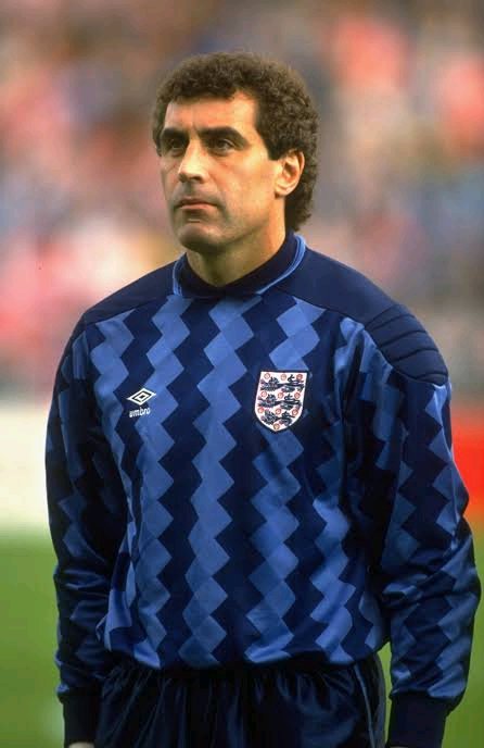 5.Peter Shilton (40 na siku 292)
Golikipa Huyu alicheza Mechi Yake Ya kwanza Ya kombe la Dunia akiwa na miaka 32. It was a dream come true , Later on alikuja Kuweka Rekodi Ya kuwa moja Ya mchezaji Mwenye umri mkubwa kucheza Mechi Ya mashindano Ya Kombe La Dunia,