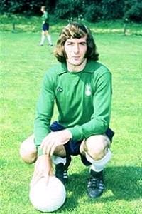 Kinachofikirisha zaidi mwaka 1984-85 alikuwa ametangaza kustaafu Mpira wa mashindano kama mchezaji, Though aliendelea kujifua na kujiweka Fit na mashindano. mwaka Unaofuta aliitwa Timu Ya Taifa kutokana na ubora wake.