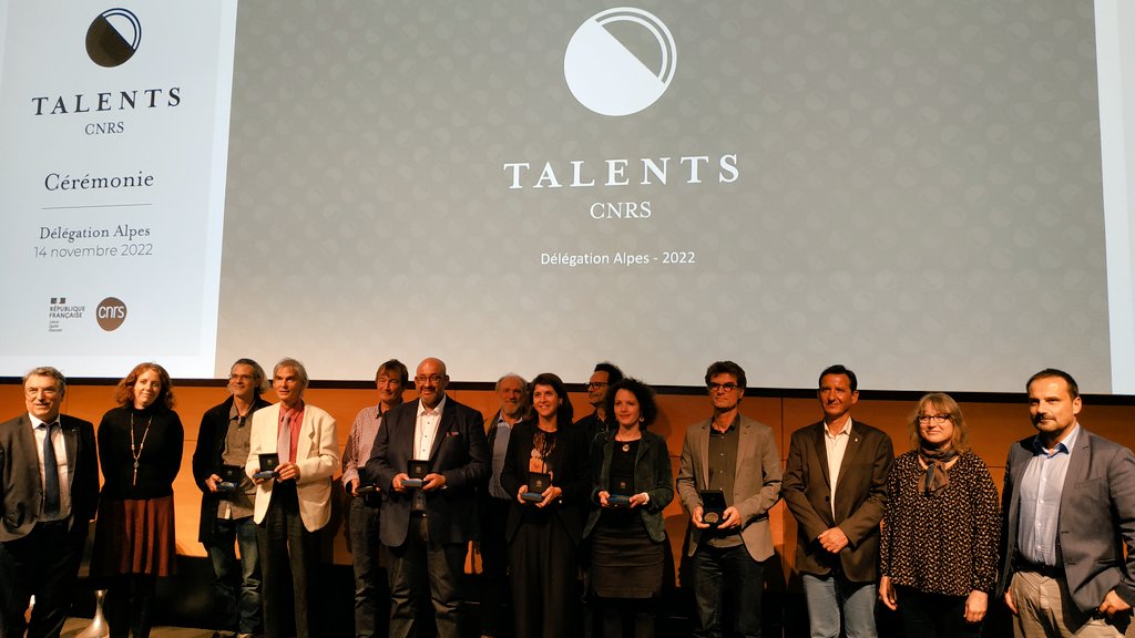 CnrsAlpes's tweet photo. 🗞️#sciences #distinctions @CNRS
Cette belle cérémonie des #TalentsCNRS #Alpes 2022 s'achève !
✨Encore toutes nos félicitations à nos médaillés
🥈argent
🥉bronze
💎cristal
qui remontent sur scène pour une📸 #palmarès, sous de chaleureux applaudissements!! https://t.co/m0SQnIavSW