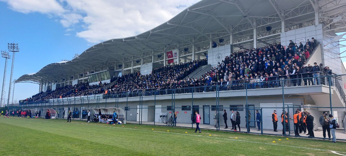 celil_hekimoglu's tweet photo. Maçlarımızı oynadığımız stadın zemini bozuk olduğu için bu sezon başı ihale ile yenilendi. 
Tam 5 aylık süreç sonunda eskisinden çok daha kötü bir zemin bulduk ve sezonu böyle tamamlamak durumundayız.
Bu sahada çok emeği olan sn bakanım 
@kasapoglu 
Gereğini yapacagınıza eminiz. https://t.co/OgHZ9lWe7V