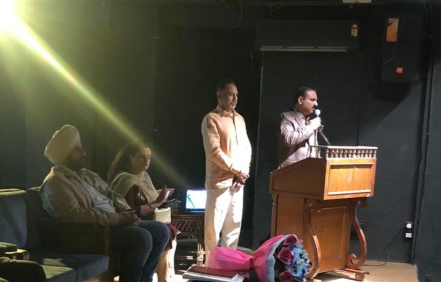 mcasrofficial's tweet photo. The Municipal Health Department made the cleaning workers aware by organizing a workshop regarding the survey of the Swachh Bharat Abhiyaan.
#MCamritsar
#workshop
#swatchhbharatabhiyaan
#awareness https://t.co/y3sS5578BQ