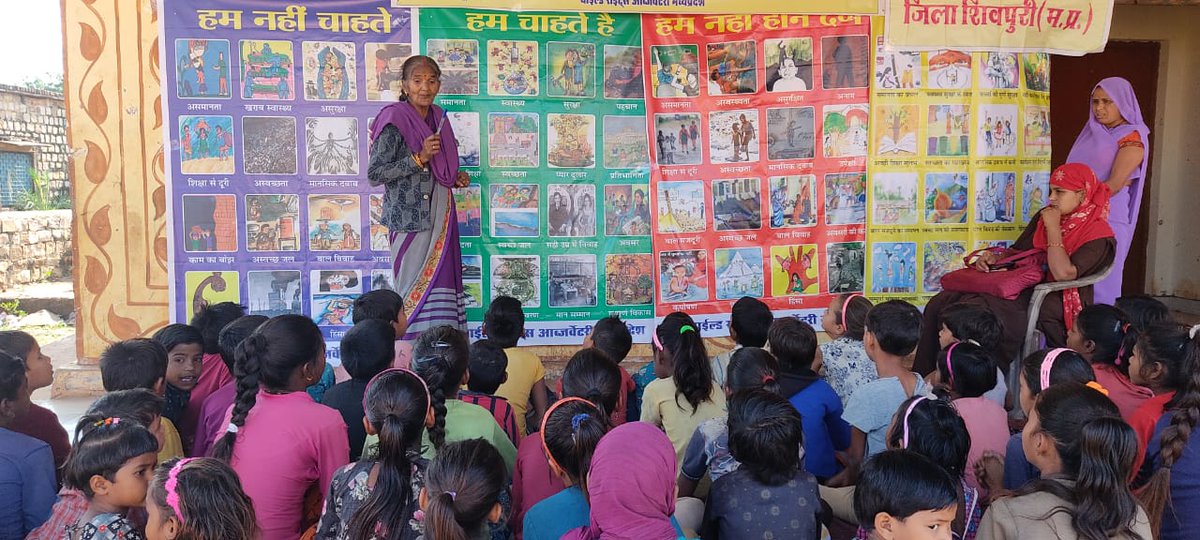 cromp07's tweet photo. जिला बाल अधिकार मंच शिवपुरी ने #WorldChildrenWeek के अवसर बाल अधिकारों पर प्रदर्शनी का आयोजन किया, जिसमें बच्चे क्या नहीं चाहते है , क्या चाहते है, हम क्या नहीं होने देंगे और हम क्या करेंगे को दर्शाया गया । प्रदर्शनी का अवलोकन बच्चों के साथ शिक्षकों ,पालको ने भी किया। https://t.co/QPcCMG5ibP