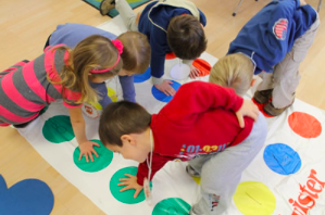 mariinaadr's tweet photo. La FLEXIBILITAT és complicada de treballar amb els infants, però pens que és molt important introduir-la per millorar la mobilitat articular. Existeixen múltiples activitats que ho treballen d'una manera lúdica i, potser, no recordam... En coneixeu? 🤔 @EFsaludable_UIB #22121_uib https://t.co/SktHwFsiv8