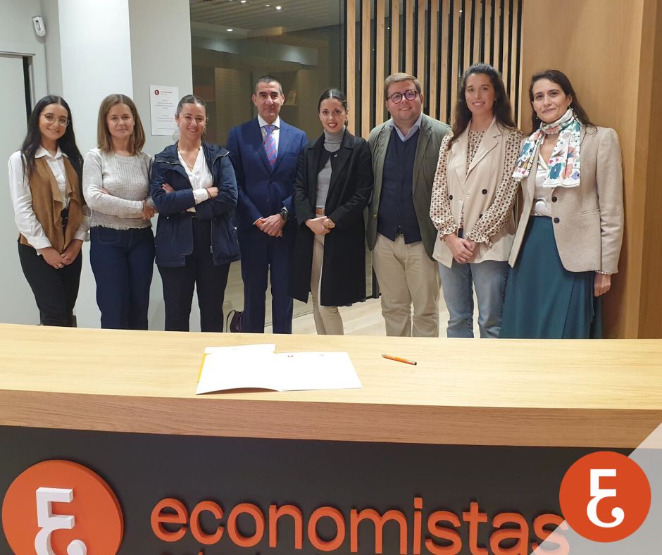 🤝 Firma del convenio entre <a href="/EconomistasSE/">Colegio de Economistas de Sevilla</a>, y la Asociación de Jóvenes Empresarios de Sevilla, @AJESevilla, en el marco de la colaboración que mantienen estas organizaciones para fortalecer las relaciones entre sus miembros.
📸 <a href="/FranciscoJTato1/">Francisco J. Tato Jimenez</a>, y Candela Luque, pdta AJE Sevilla