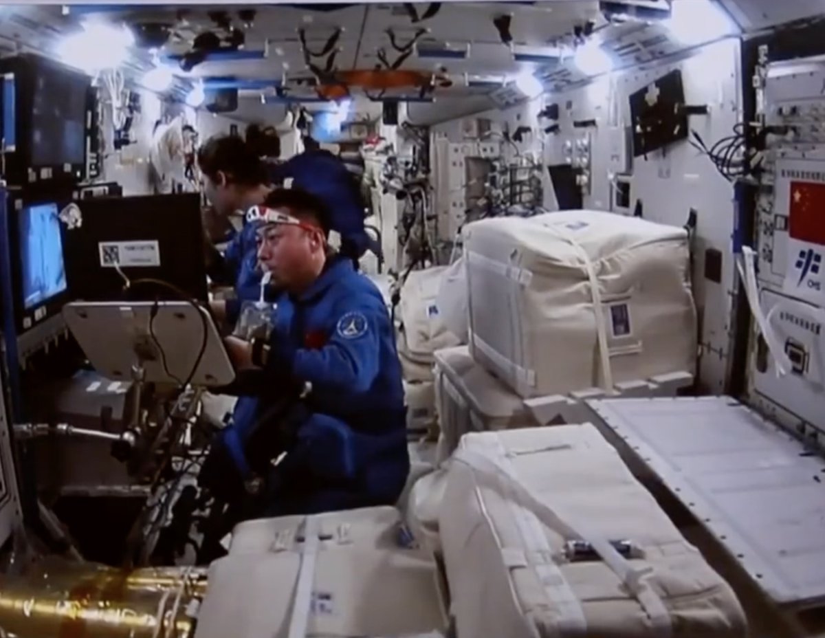 PointOrView's tweet photo. NEW VIDEO: Shenzhou14 crew entered the newly arrived #Tianzhou5 cargo ship and took inventory of the 6.7-tonne parcel. It contains goods for professional application, propellant, fresh fruits for astronauts.
WATCH: https://t.co/WU3h1MAAD0
#ChinaSpace #LongMarch7 #CZ7 #China https://t.co/CAQ192GyGy