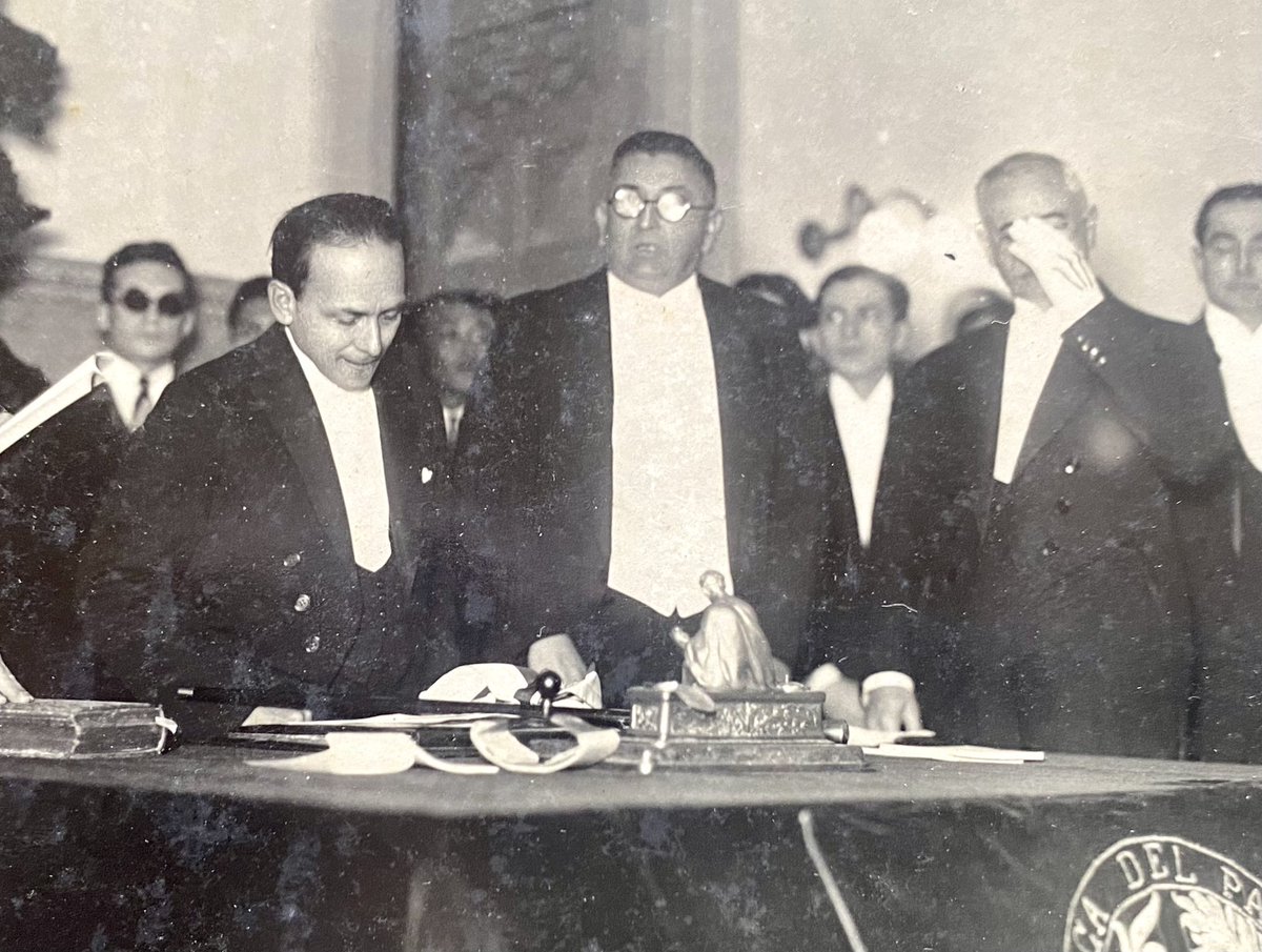 “En el Paraguay el talento y los conocimientos son superfluos: la preparación, el carácter, la honestidad a veces estorban; valen más ciertas contorsiones y genuflexiones del cuerpo que veinte años de estudio, que la decencia y la probidad” 

Dr. Eligio Ayala (Berna, Suiza, 1915)