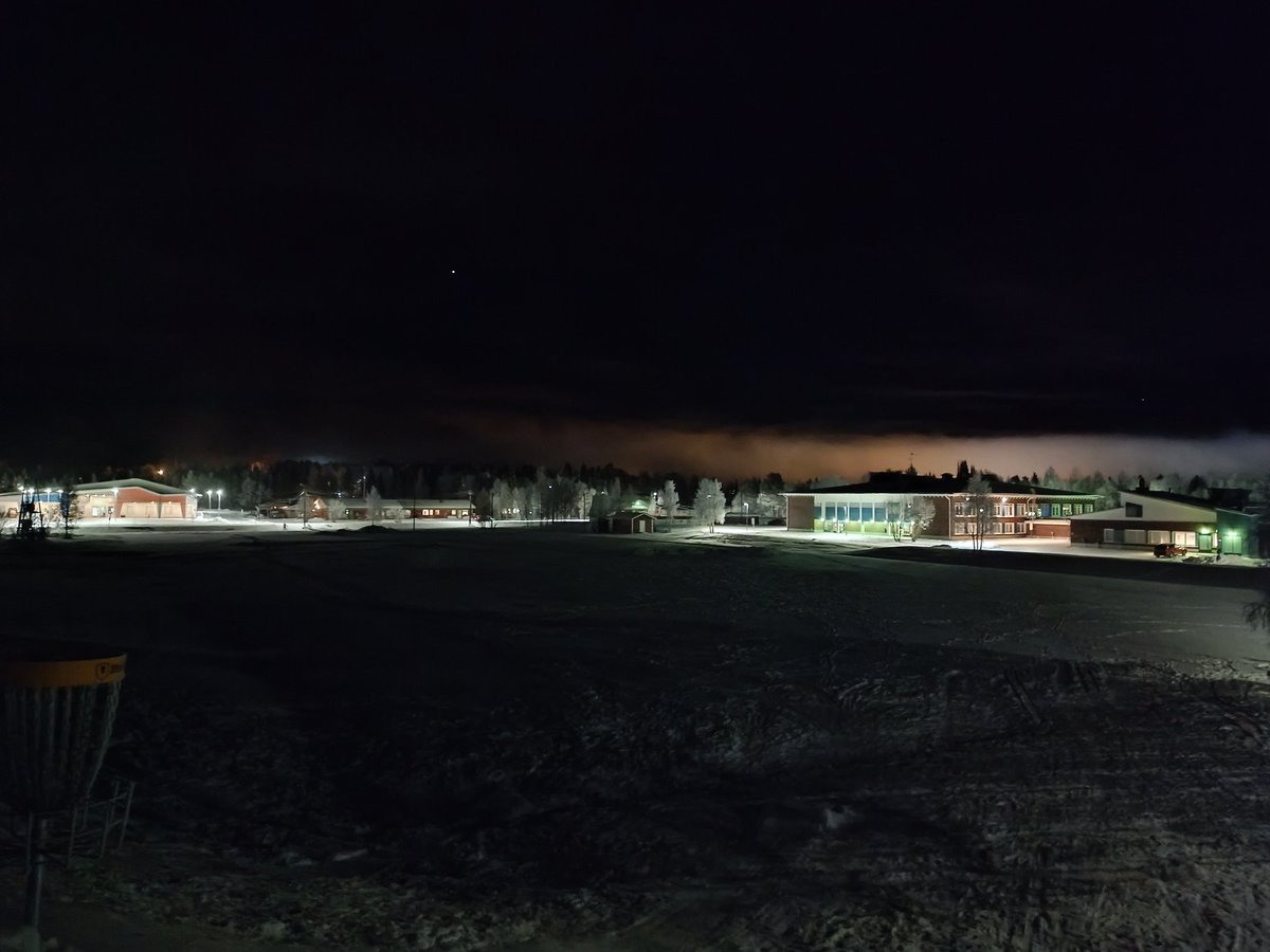 EnbuskaLaura's tweet photo. Pulkkamäki.
Iltareippailut. Kuvassa näkyy hyvinvointikeskus ja yläkoulu.
#muonionkunta #onnellsialuonnostaan #happybynature #munlappi https://t.co/XNJLR3BO1y