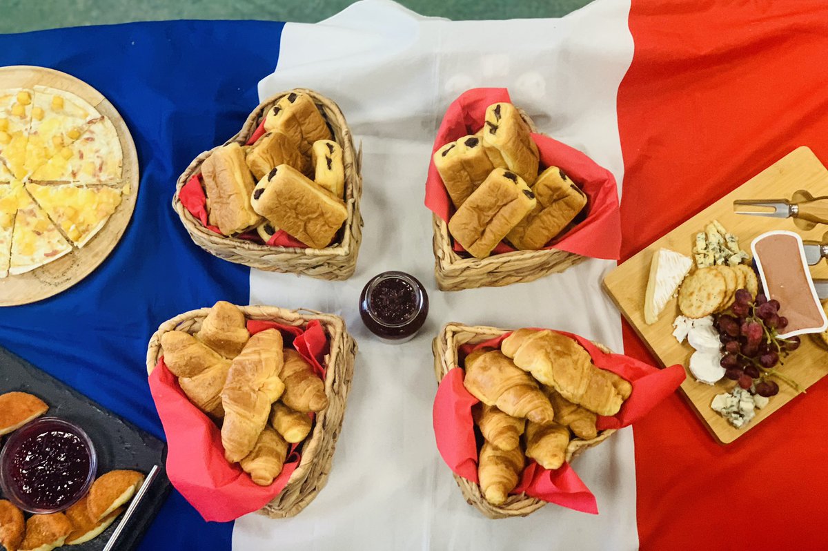 OMurphy_1's tweet photo. 4.2 loved preparing and tasting foods from different cultures in Lifeskills this morning and teaching eachother about the TY language @MoyleParkMFL they’re studying @moylepark @langsconnect_ie #thinklanguages #wellbeing https://t.co/jWEcgogXeU