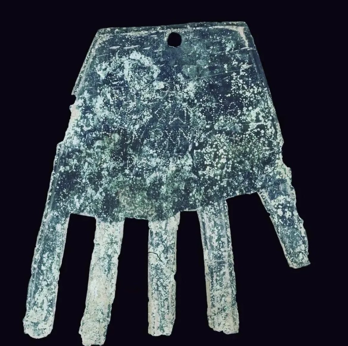 Existe la percepción de que el euskera es una lengua dura, ruda. Luego está la realidad, el euskera es un tesoro, el euskera es poesía.

Hallan en Navarra una mano de bronce con el texto en euskera más antiguo. 2.100 años de la primera palabra escrita #Sorioneku - Felicidad.