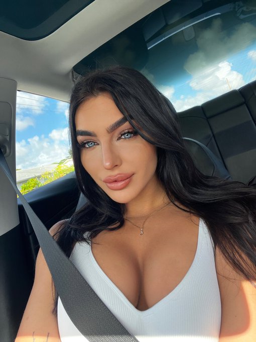 Kiss me. https://t.co/SRbu5JZUb0