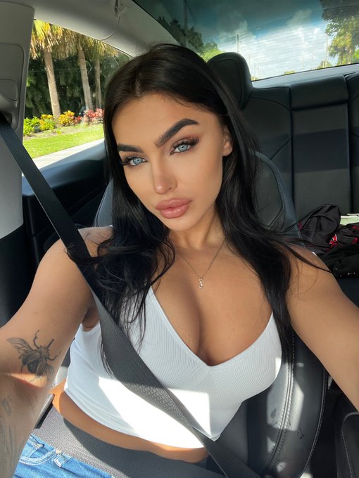 Kiss me. https://t.co/SRbu5JZUb0