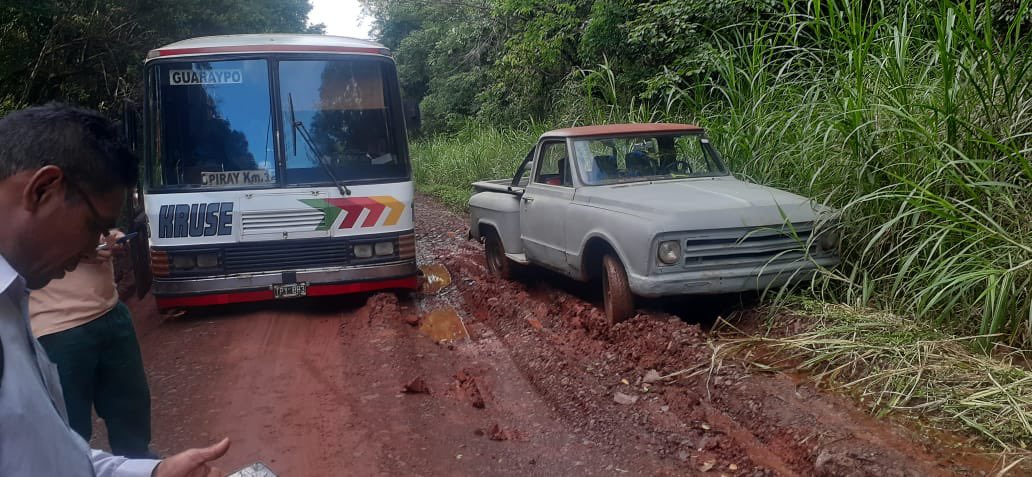 FarMisiones's tweet photo. #Incomunicados ⛔️
.
🚫 Los productores de Colonia Victoria, Eldorado, -como tantos otros en toda la provincia- pasan siempre por la misma situación: #caminos #intransitables
.
#JuntoALaProducción #FederadosDeMisiones #FARM 🚜 https://t.co/oPvhroI2HW