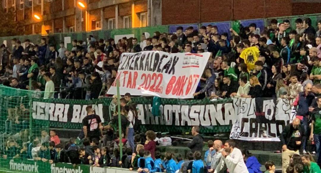 EzkAntifaxista's tweet photo. 🔥 EZKERRALDEAK QATAR 2022ri BOIKOT!

🧨Las Llanas futbol zelaian larunbatean egindako aldarrikapena.

✊🏾kirola maitatu, kapitalismoa suntsitu! https://t.co/rrQeViQCQ8