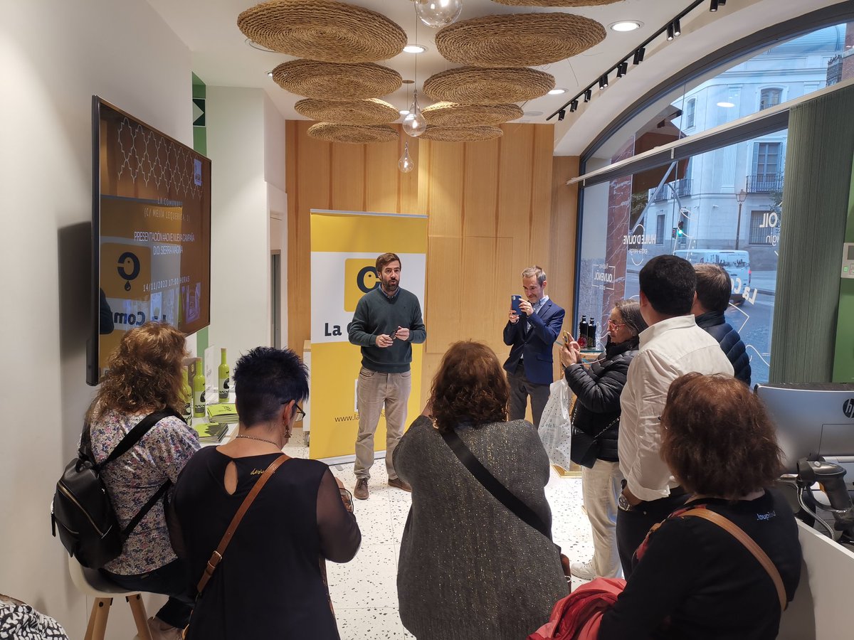 SolanoLuisa's tweet photo. 🌿Comienza la presentación del #AOVE @DOSierraMagina  en @LaComunal_AOVE
A pesar de la sequía, el #MardeOlivos español nos regala su maravilloso alimento https://t.co/r9MBOonKQT