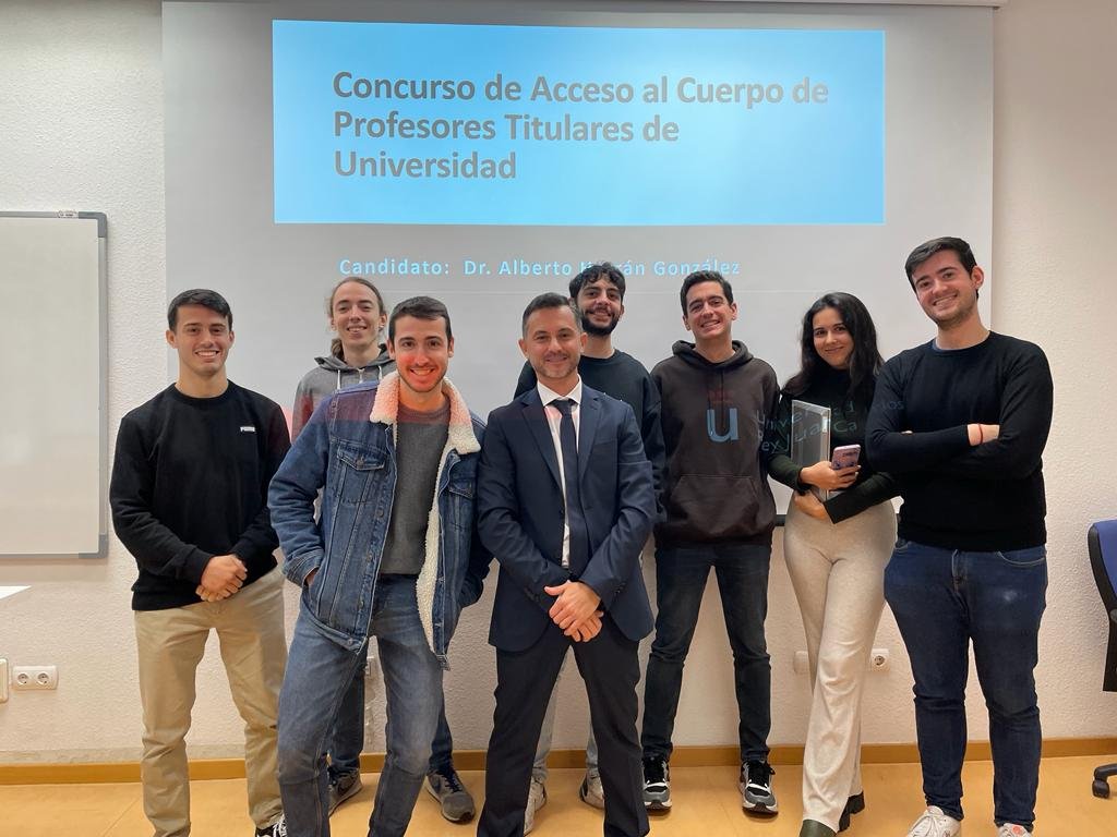 Día importante para otro compañero de #GRAFO, felicidades por la plaza de titular Alberto. <a href="/urjc/">URJC</a> <a href="/etsii_urjc/">ETSII-URJC</a>

Calienta que el siguiente evento es el tuyo <a href="/SergioP3red/">Sergio Pérez</a> 

Menuda nueva sudadera <a href="/jesussanchezoro/">Jesús Sánchez-Oro</a>