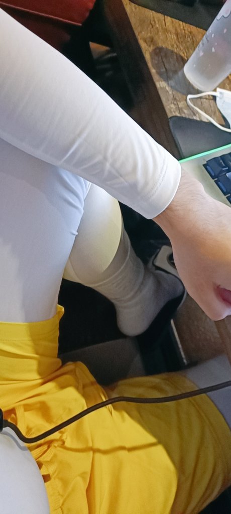 sneaker40113158's tweet photo. 昨天穿着白紧戴着锁喝多了跑去蹦迪 似乎还被小姐姐摸到了哈哈哈 https://t.co/ZI0ZI9K02A