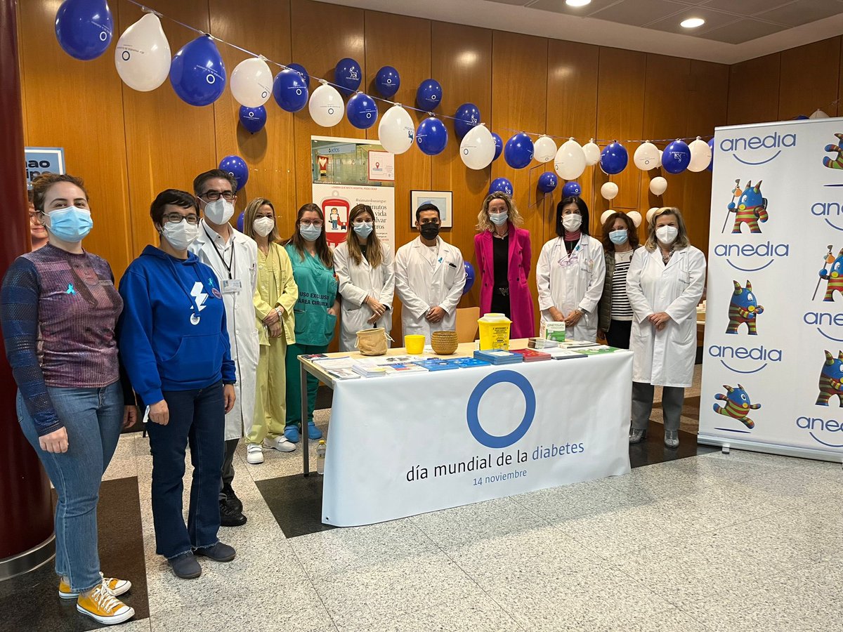 Everardox2's tweet photo. Celebrando el día mundial de la diabetes en #ENDOCHUS. Dando educación a los pacientes pero también aprovechando a educarnos nosotros como personal sanitario. #WorldDiabeteseDay #DiaMundialDeLaDiabetes @GemmaRCarnero @miguelamolmos @santiagosergas https://t.co/kGF3DUK1D4