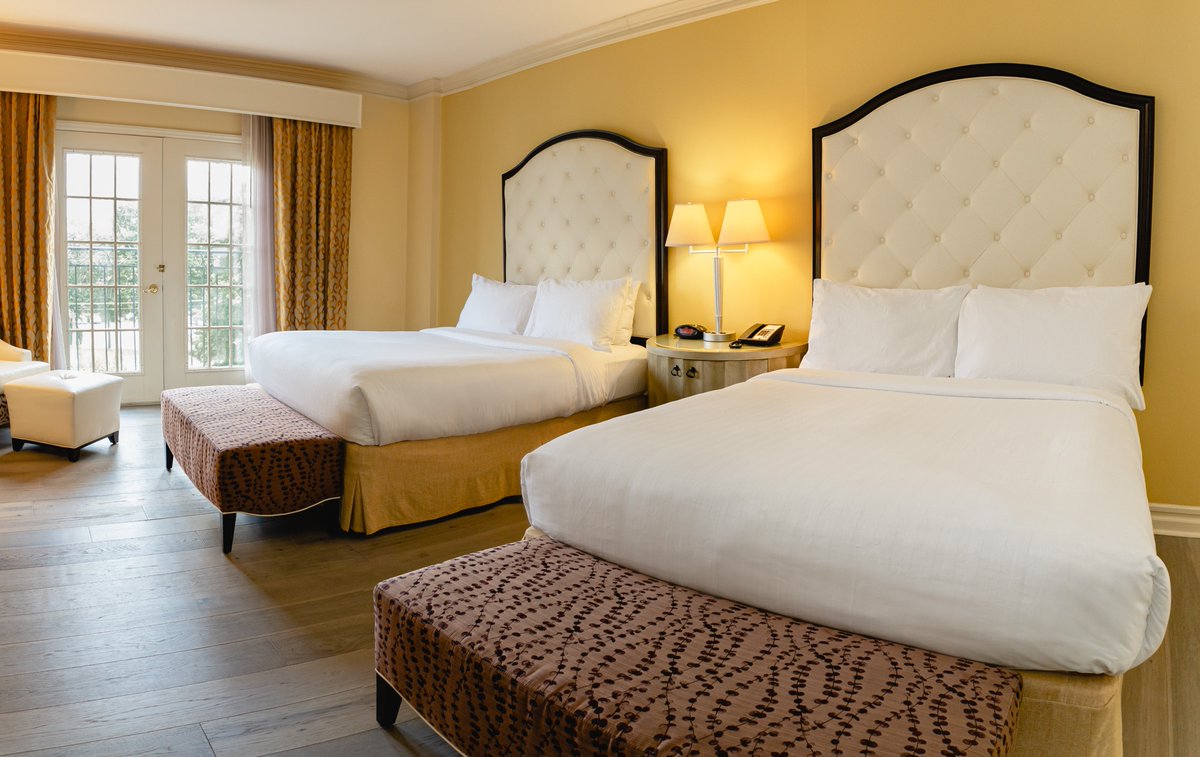 Step through the doors of your room to discover #luxury! Hand-selected European furniture is set against a backdrop of rich colors and fabrics, to create an atmosphere of warmth and sophistication.

To book your next vacation with us visit, bit.ly/SienaStaycation.

#thesienah...