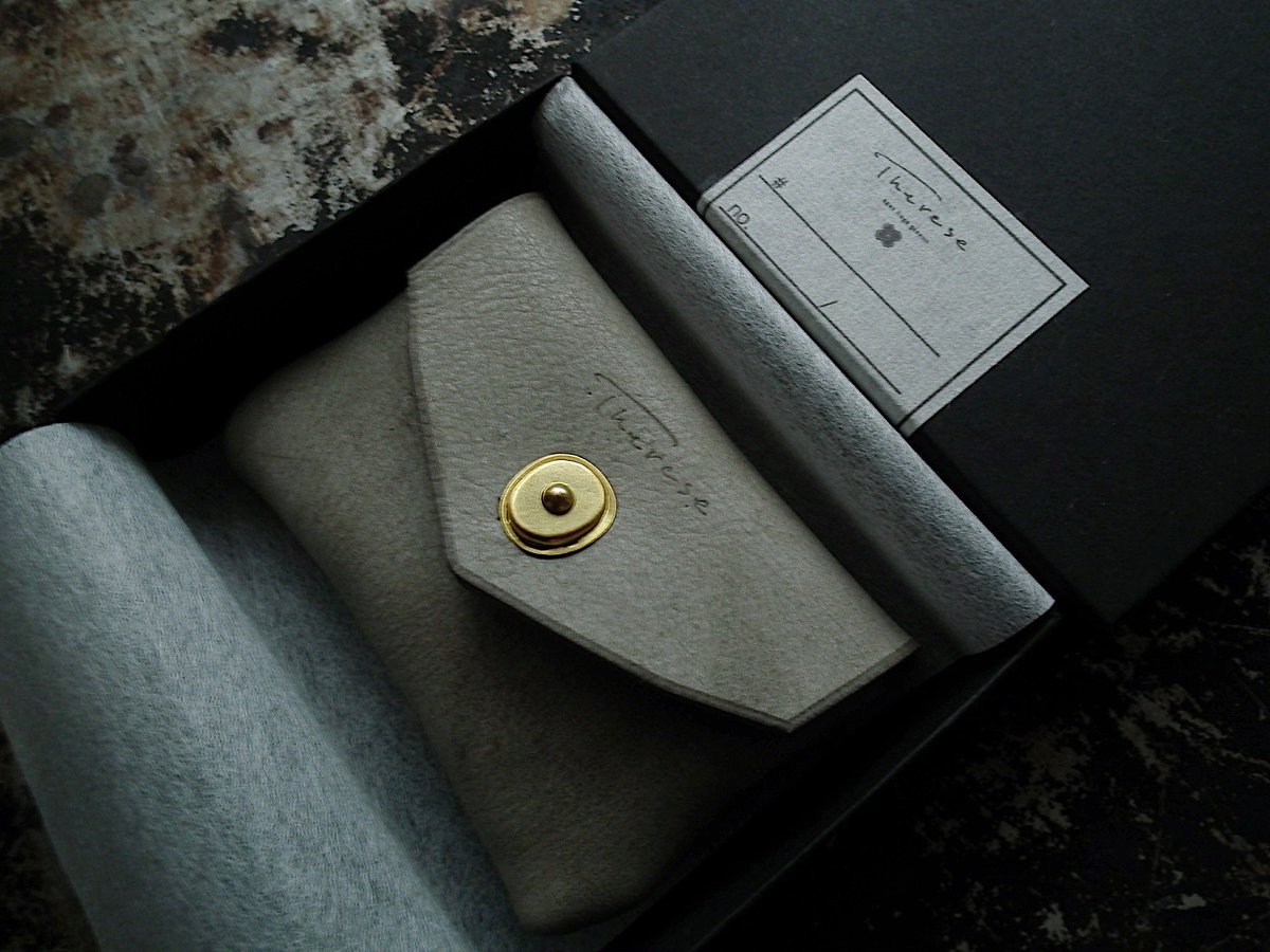 定番の小さいお財布の形で一回りサイズを大きくしたcard case のご依頼でした。

グレーのワックスがけされたイタリアのシュリンクレザーに真鍮のミリタリーホック
この組み合わせが、ツボです。

#cardcase #Italianleather