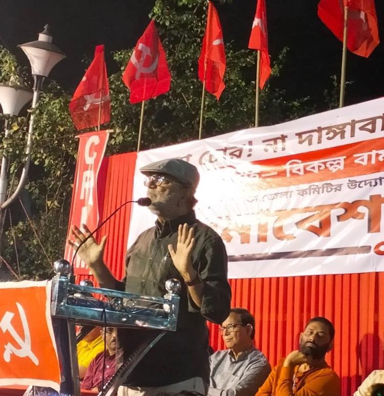 ajoydasgupta's tweet photo. না চোর! না দাঙ্গাবাজ! 
বিকল্পের লড়াই, বিকল্প বামপন্থাই।
@cpimspeak   কলকাতা জেলা কমিটির ডাকে আজ হাজরা মোড়ের সমাবেশ। বক্তা @salimdotcomrade , @BikashranjanBh4 , কল্লোল মজুমদার সহ অন্যান্যরা। 
#LeftAlternative #TMCJungleRaj #BJPHataoDeshBachao #Kolkata #WestBengal https://t.co/DlTDThdSne