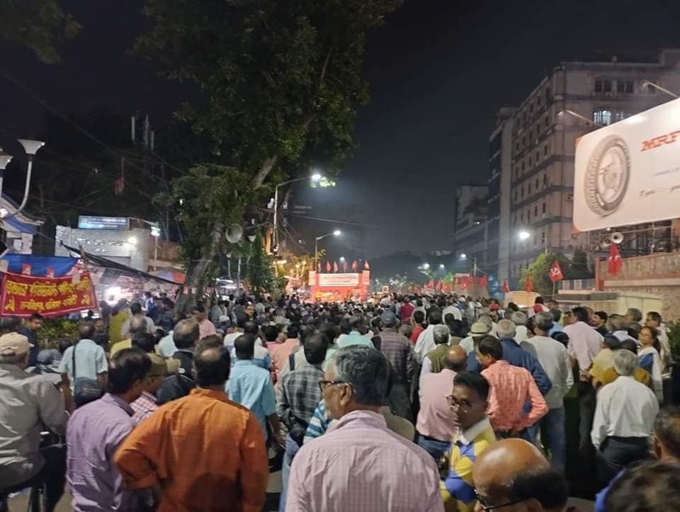 ajoydasgupta's tweet photo. না চোর! না দাঙ্গাবাজ! 
বিকল্পের লড়াই, বিকল্প বামপন্থাই।
@cpimspeak   কলকাতা জেলা কমিটির ডাকে আজ হাজরা মোড়ের সমাবেশ। বক্তা @salimdotcomrade , @BikashranjanBh4 , কল্লোল মজুমদার সহ অন্যান্যরা। 
#LeftAlternative #TMCJungleRaj #BJPHataoDeshBachao #Kolkata #WestBengal https://t.co/DlTDThdSne