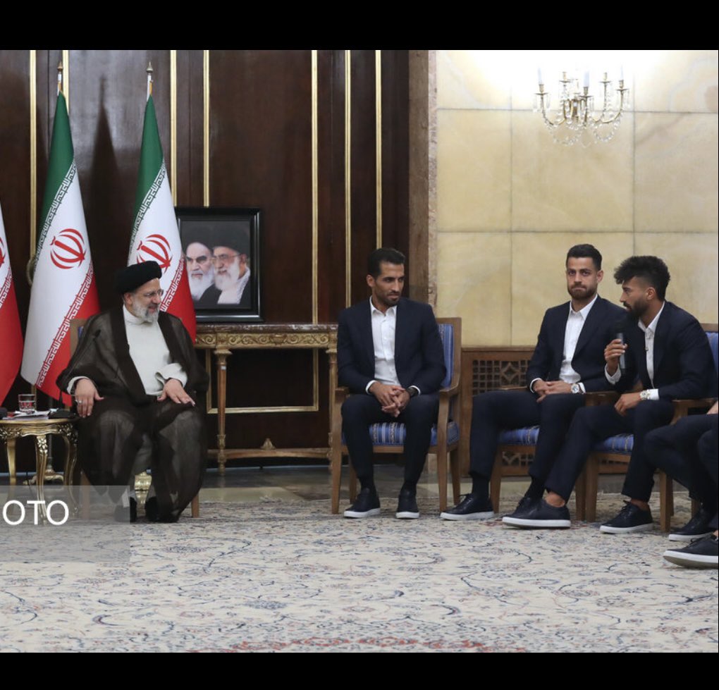 samrajabii's tweet photo. دست به سینه، مودب، خندان. تیم فوتبال جمهوری اسلامی در حال خوش و بش با یکی از قاتلین فرزندان ایران، ابراهیم رئیسی. #ایجاد_شرمساری #مهسا_امینی https://t.co/nCro2dxDPl