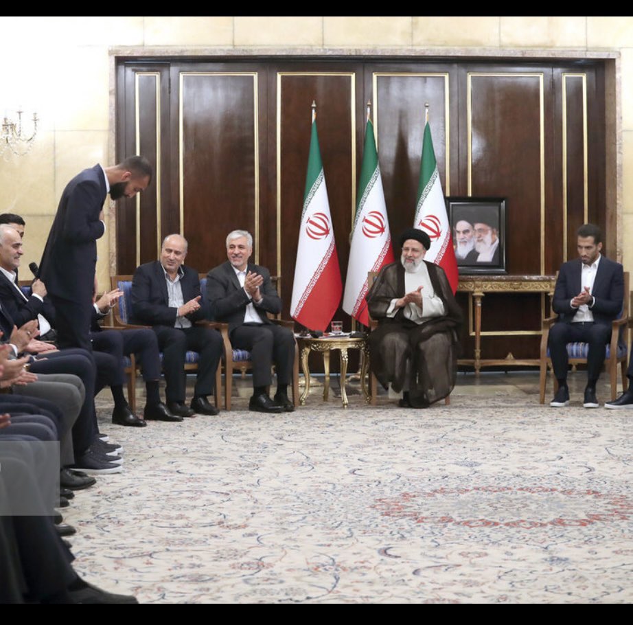 samrajabii's tweet photo. دست به سینه، مودب، خندان. تیم فوتبال جمهوری اسلامی در حال خوش و بش با یکی از قاتلین فرزندان ایران، ابراهیم رئیسی. #ایجاد_شرمساری #مهسا_امینی https://t.co/nCro2dxDPl