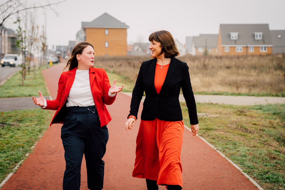 emily4MK's tweet photo. So good to welcome @Keir_Starmer and @RachelReevesMP to MK to talk about the struggles people have getting on the housing ladder during this economic crisis created in Westminster #loveMK @MKLabourParty https://t.co/lTv8KGdxwG