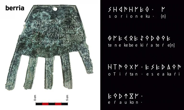 Earliest written evidence for #Euskara found on the 1st century BC #Irulegi bronze hand. The first word #Sorioneku is directly related to modern Basque "Zorioneko" - "of good fortune." <a href="/aranzadi/">Aranzadi</a> science foundation announced the news today.
@Berria Article: berria.eus/albisteak/2206…