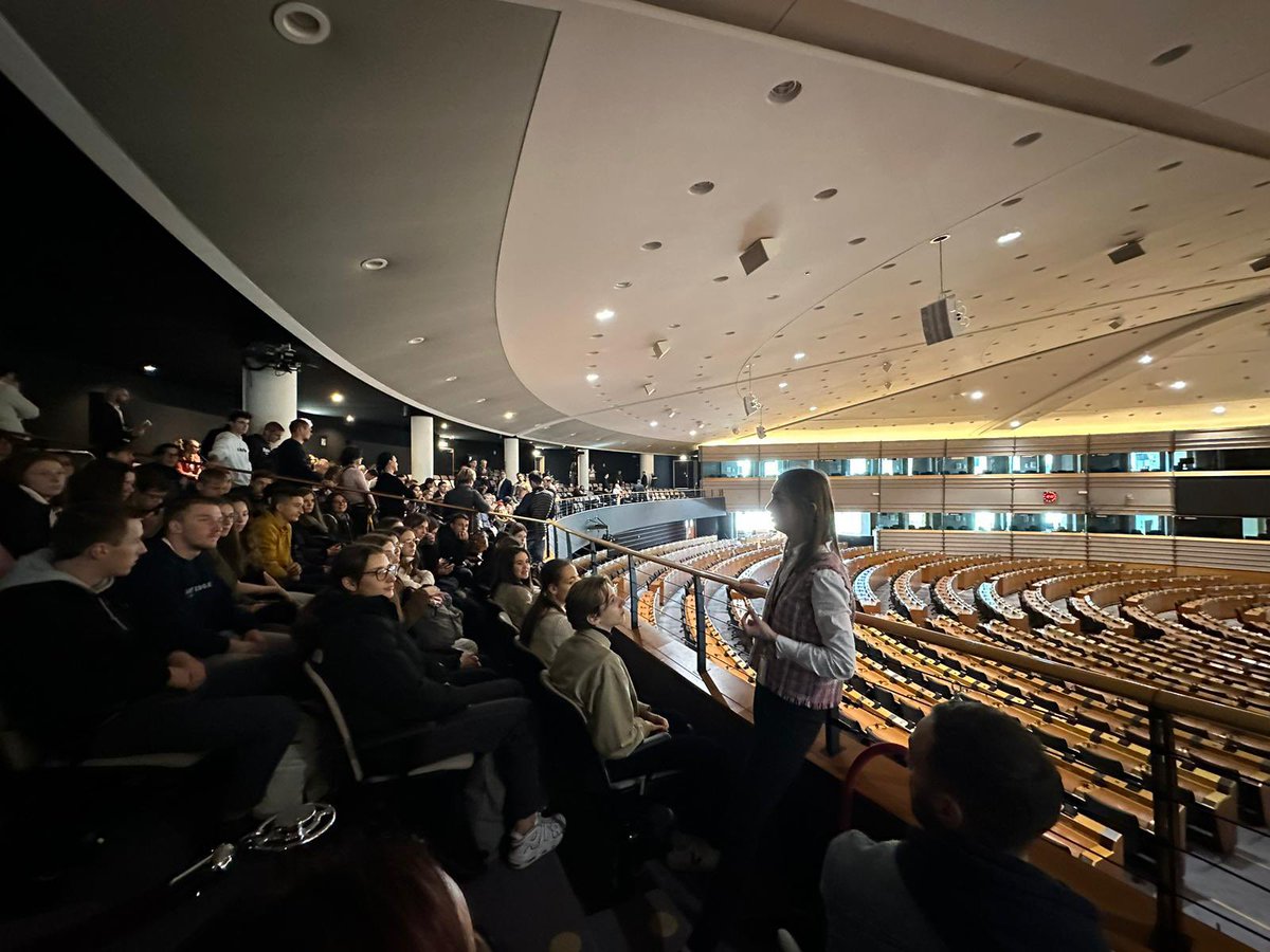 RobinVienne's tweet photo. Comprendre l’Europe, sa construction et son fonctionnement. Objectifs de la 1ere journée du voyage de nos lycéens de terminales @VilleBruxelles avec visite du @Europarl_FR 
Demain dans l’Histoire….
@sylvieguillaume @EnsCatho @education_gouv @LaurenceBoone https://t.co/zxpaRYU8wA