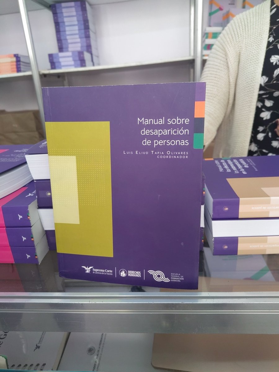 Vengan a San Lázaro!! En el stand de la <a href="/ddhh_scjn/">Dirección General de DDHH y Justicia Pluricultural</a> tienen los mejores manuales y te regalan 1 por persona!!
La felicidad de los defensores de #DDHH 😍