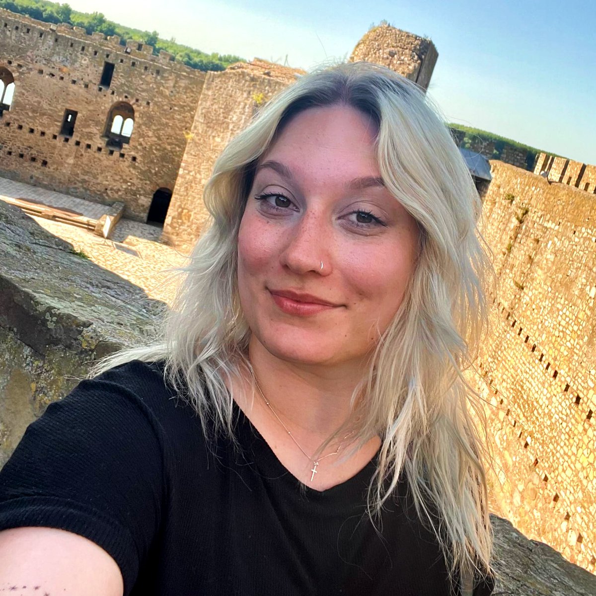 FFUPCE's tweet photo. 🇺🇦 Dnes byla cena rektora za společenskou angažovanost udělena Mgr. Kateřině Bláhové a skupině dobrovolníků FF UPCE za obětavou práci při lektorském vedení nízkoprahových kurzů českého jazyka pro válečné běžence z Ukrajiny. #ffupce #17listopad #dikyzemuzem https://t.co/EyBmBGDWQf