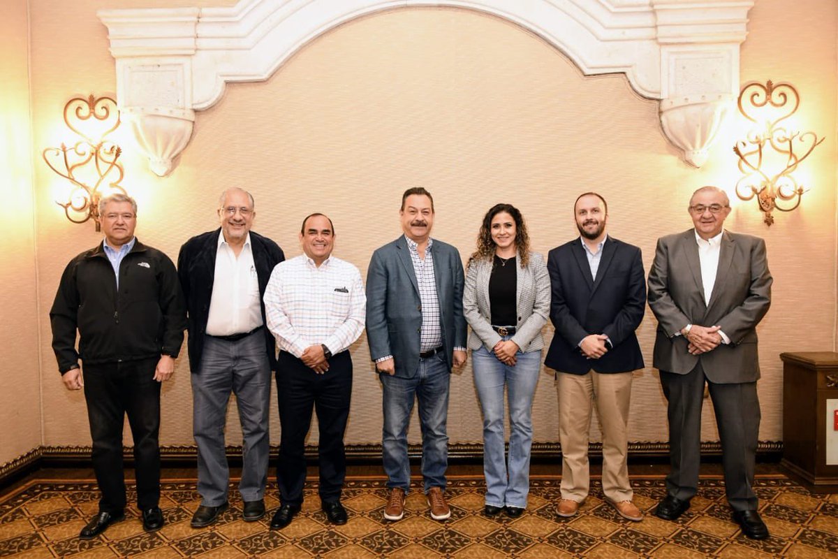 SegobCoahuila's tweet photo. A fin de fortalecer el trabajo en materia de rendición de cuentas y acceso a la información pública, el Secretario de Gobierno @F_DeLasFuentes llevó a cabo una reunión con Luis González Briseño, Presidente del @icaicoahuila, así como con los Comisionados de este instituto. https://t.co/DZdLkOBGta