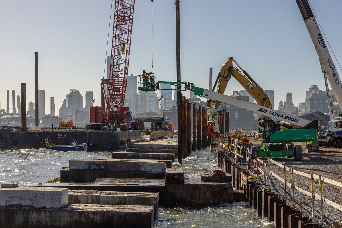 NYCDDC's tweet photo. 📸: DDC continues to make progress on the East Side Coastal Resiliency Project.

For the latest project updates, visit https://t.co/Z2eJcvTfu4. https://t.co/t3p0NQl6GP