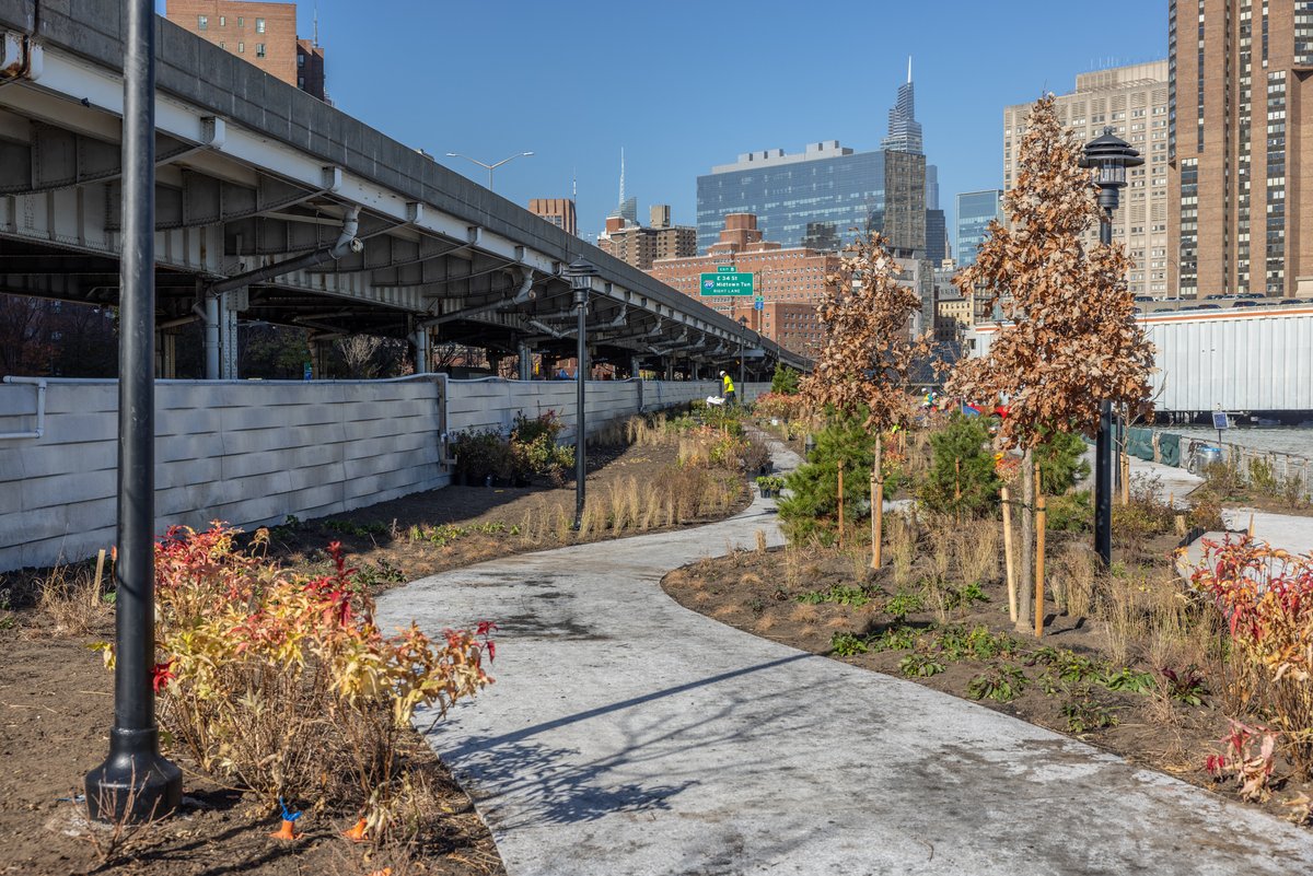 NYCDDC's tweet photo. 📸: DDC continues to make progress on the East Side Coastal Resiliency Project.

For the latest project updates, visit https://t.co/Z2eJcvTfu4. https://t.co/t3p0NQl6GP