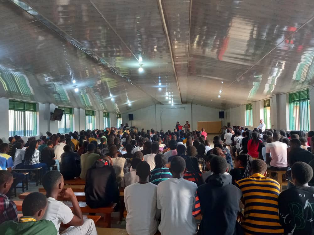 itsofkigali's tweet photo. Thread 1/2: With the Delegation from United State of America, today Restoration church have visited ITS KIGALI, for a Session of Pray, Praise and worship with the students of ITS KIGALI🙏❤️🤍 https://t.co/hjcITuTKOq