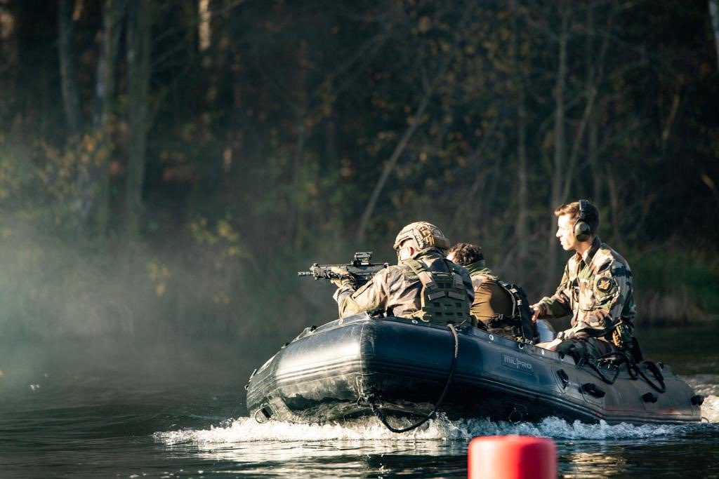 9_BIMa_AdT's tweet photo. La 9eBIMa, brigade #amphibie de l’@armeedeterre possède une aptitude aux opérations fluviales spécifique grâce au #6_RG et sa compagnie franchissement. Le GBR Pierre, COMBRIG9, était à Bitche pour fêter avec eux le 75e anniversaire de la création des #plongeurs de l’AdT 📸SIRPAT https://t.co/ajqjSIWE14
