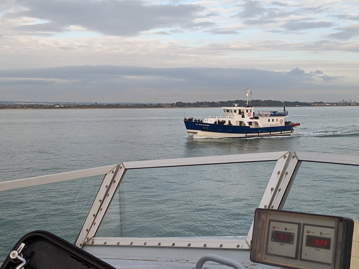 hms_blazer's tweet photo. Busy day on the #Solent for navigation training - looks like we were doing opposite runs around our 🇺🇲 @US2ndFleet visitor @Warship_78 ,  @TS_Jack_Petchey @SeaCadetsUK ! https://t.co/J9wQ0xFimq